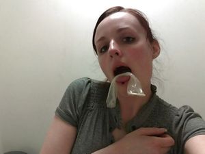 je suis ta chienne. Jette moi des capotes, j'irai les chercher