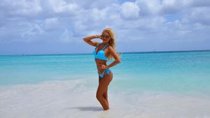 Diva Kitty swimsuit glamour model cams live for free on sex cam site Girlfriends On Cam