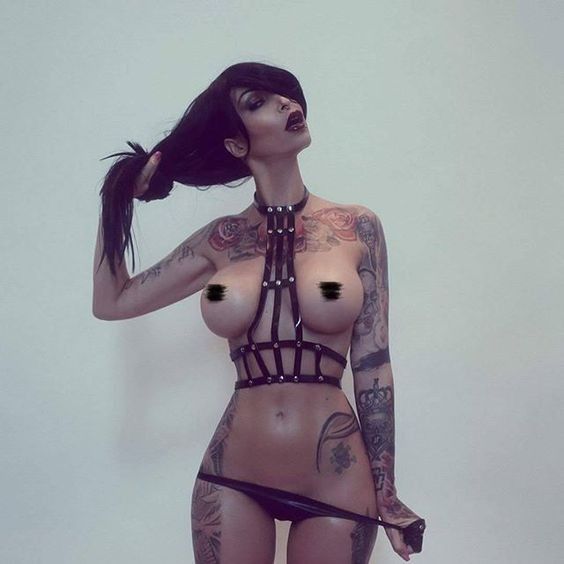 hot tattooed goth Bibiana Atada