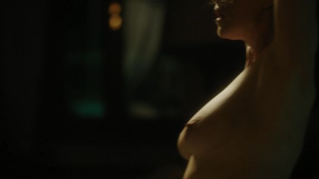 la famosa actriz italiana de tetas naturales Monica Bellucci desnuda y follando en la serie Mozart in the Jungle