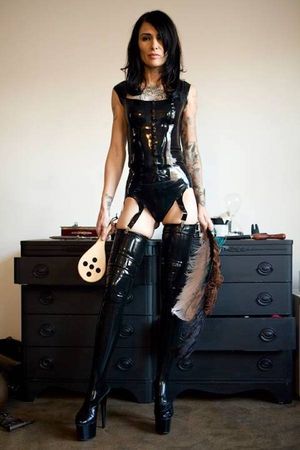 Mistress Simone Kross