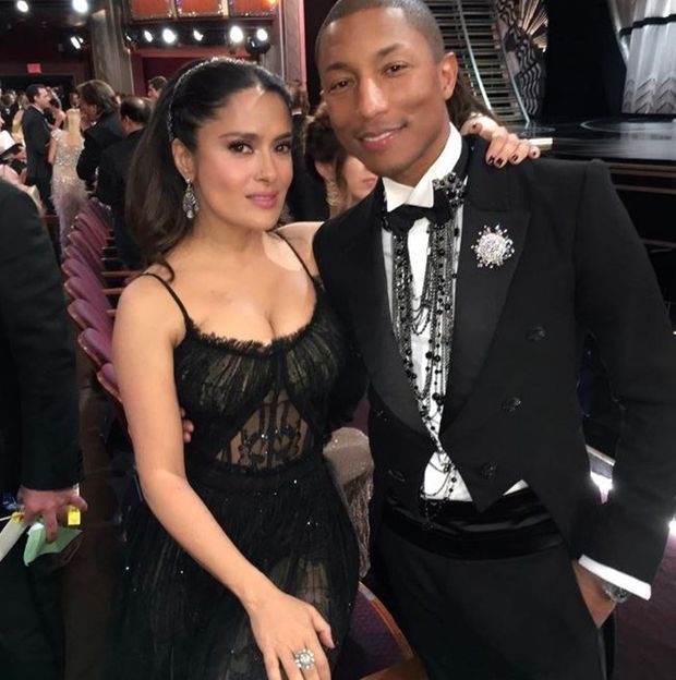 Salma Hayek make boner a Pharrell Williams ! Sabiamos k el vestido es a plieges pero eso k tu tienes no parece,, 50 y k? (la edad)