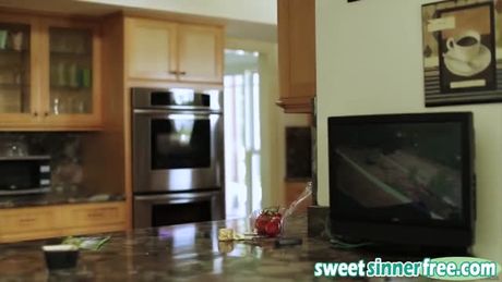 Housewife gets filled by long cock in kitchen