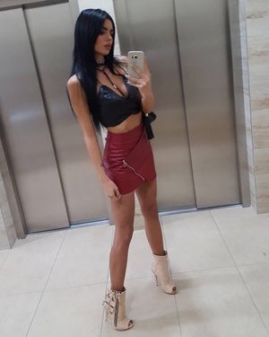 This trophy ho can’t help letting me know what to expect before heading up to my place