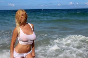 fotos de la famosa actriz de tetas naturales Nadeea Volianova transparentando los pechos a través de la camiseta mojada en la playa
