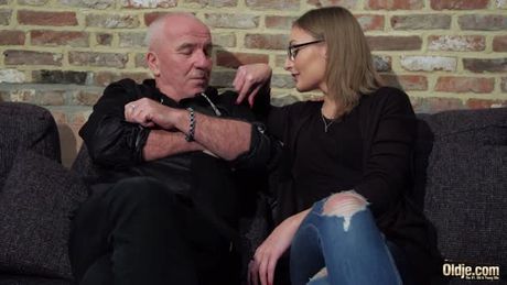 Oldje fucks skinny babe