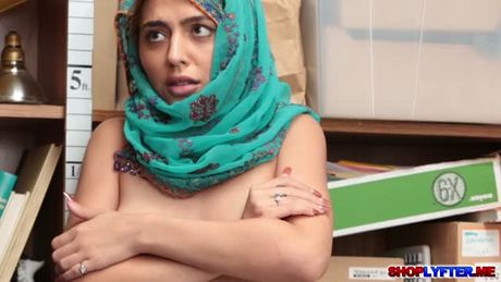 Muslim thief Audrey bangs in her pussy