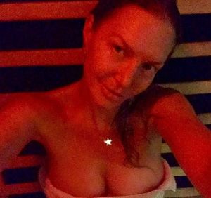 Australian model likes showing her nips on instagram