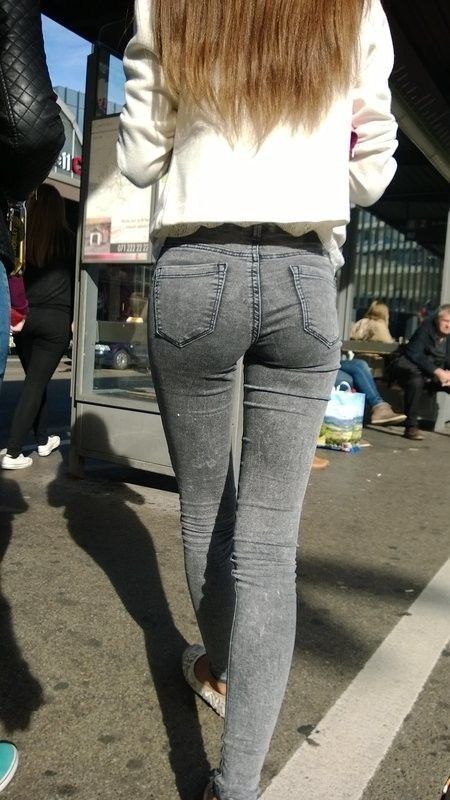 Le cul d'une amie dans la rue