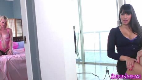 Babe licks shemale's cum from her belly