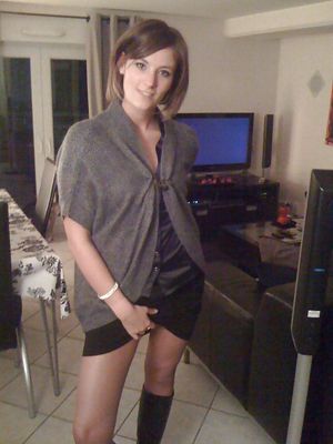 glisse ta bite sous ma jupe