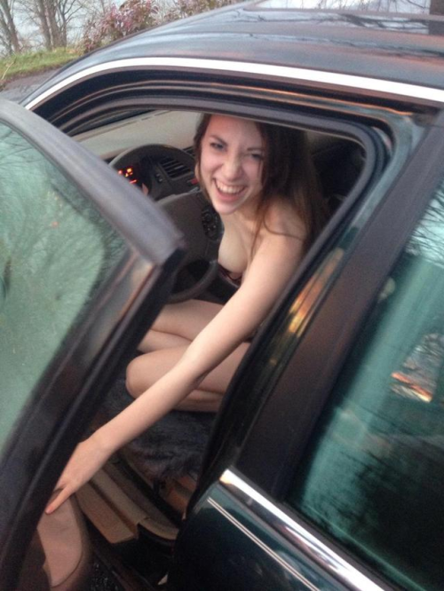 She is so hot and horny while showing off her nice boobs in car