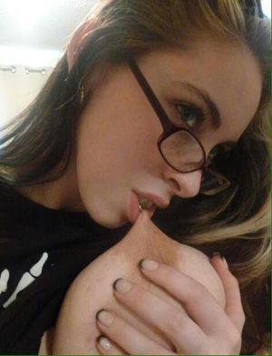 Tetona se muerde el pezon