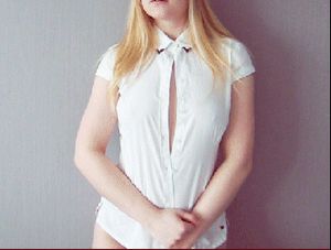 стеснительная девушка показывает свое тело