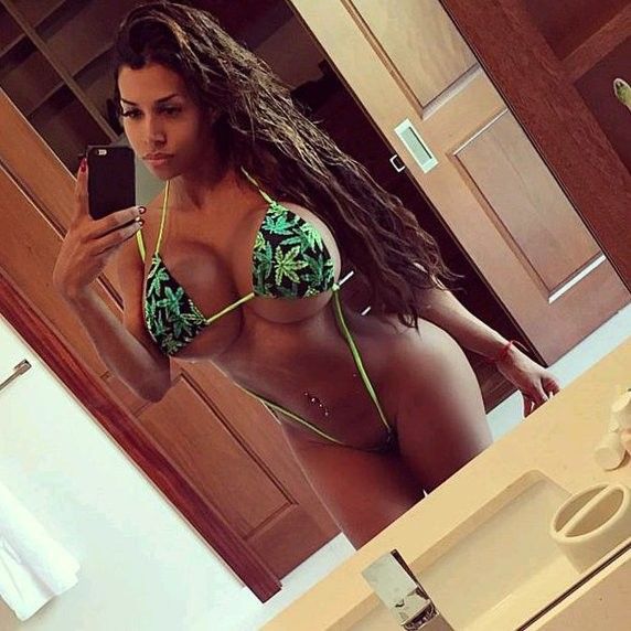 Big Tits Bimbo in Bikni