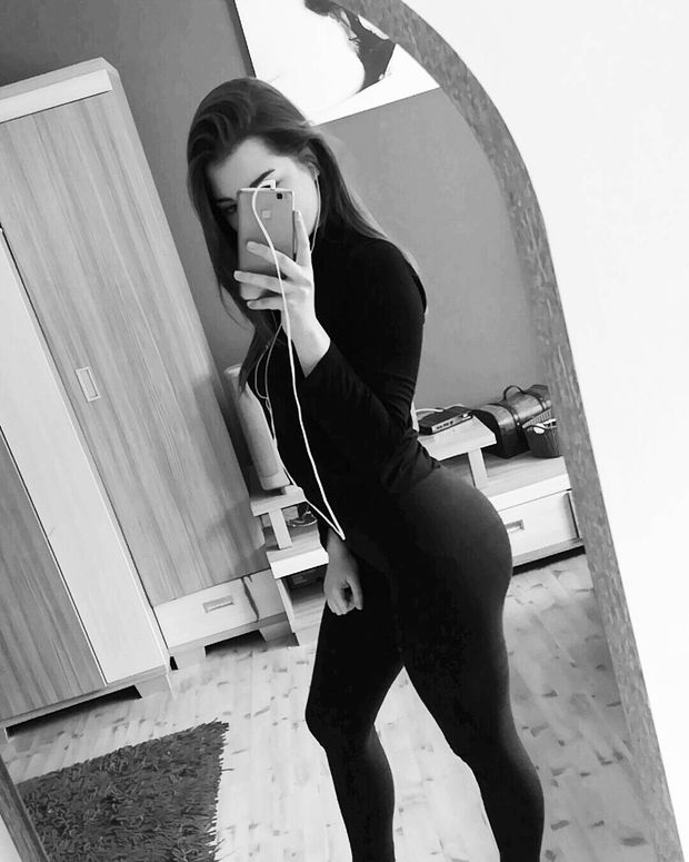Teen with amazing ass in yogapants selfie