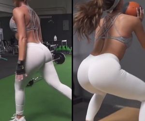 Anacheri Workout in white yoga pants