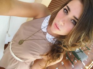 Selfie d'une beauté en robe