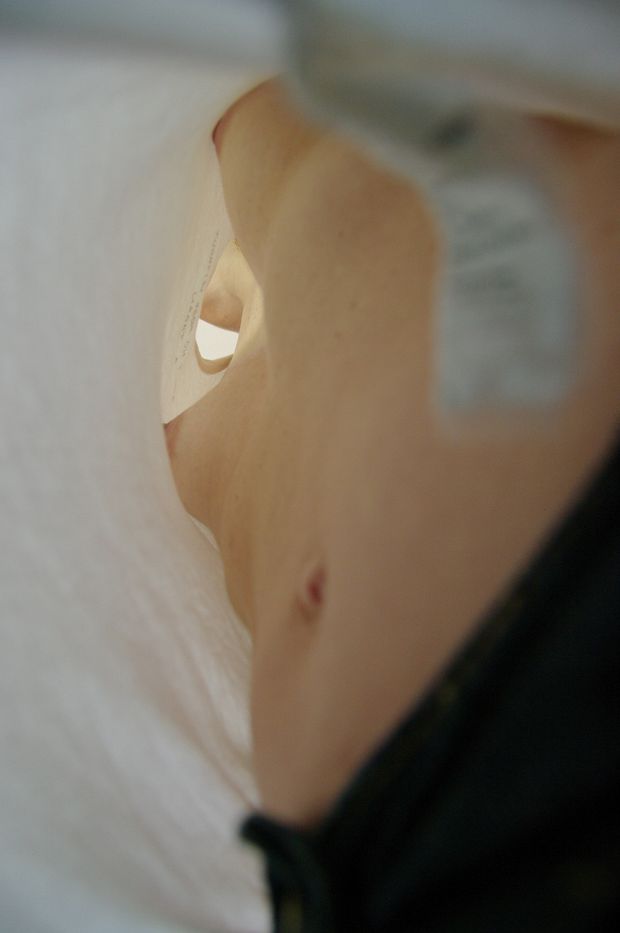 nipples shown under shirt - seins et tétons vus sous t-shirt #