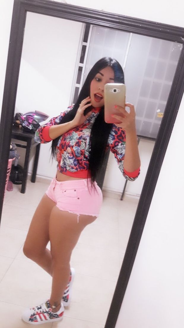 Sexy clombian model Yulieth Henao - Instagram: @Loveshortinho