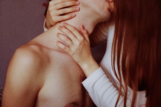 cfnm kiss