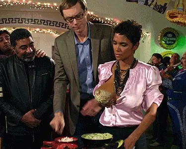 HalleBerry!? ale berraco! te gusta mis tetas? con guacamole!