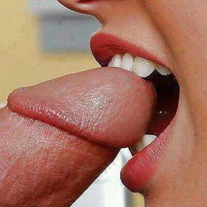 chamaca comiéndoselo a mordidas