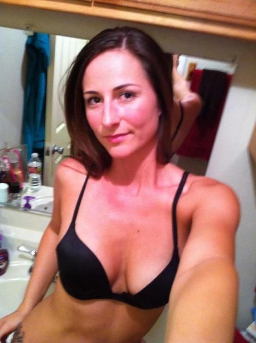 Hot Brunette Mom takes first mirror selfie
