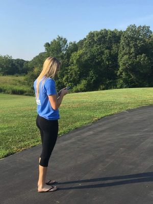 Cutie shows off her ass in leggings!