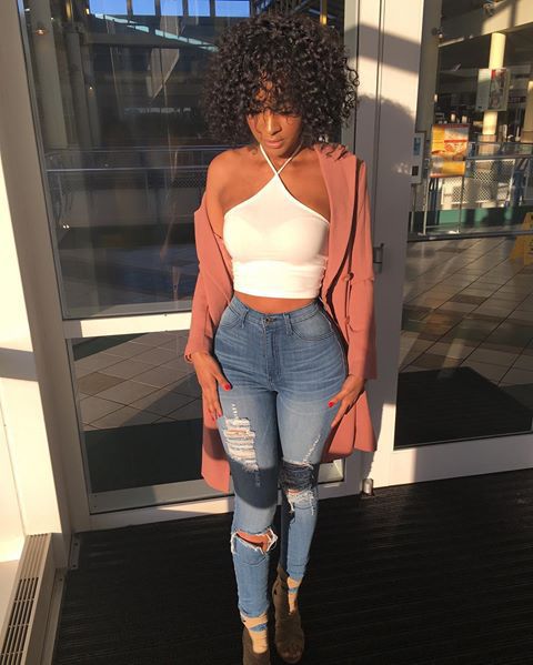 Look at that waist!