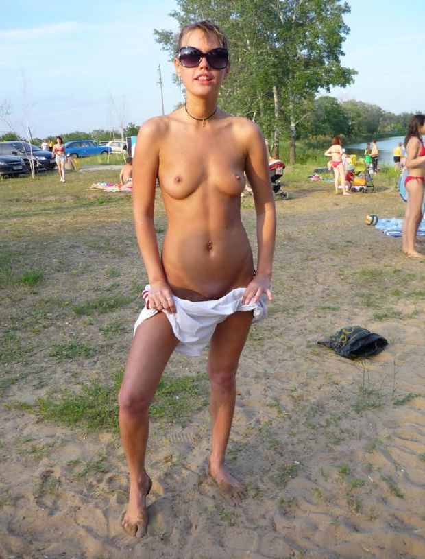 Sexy nudist babe