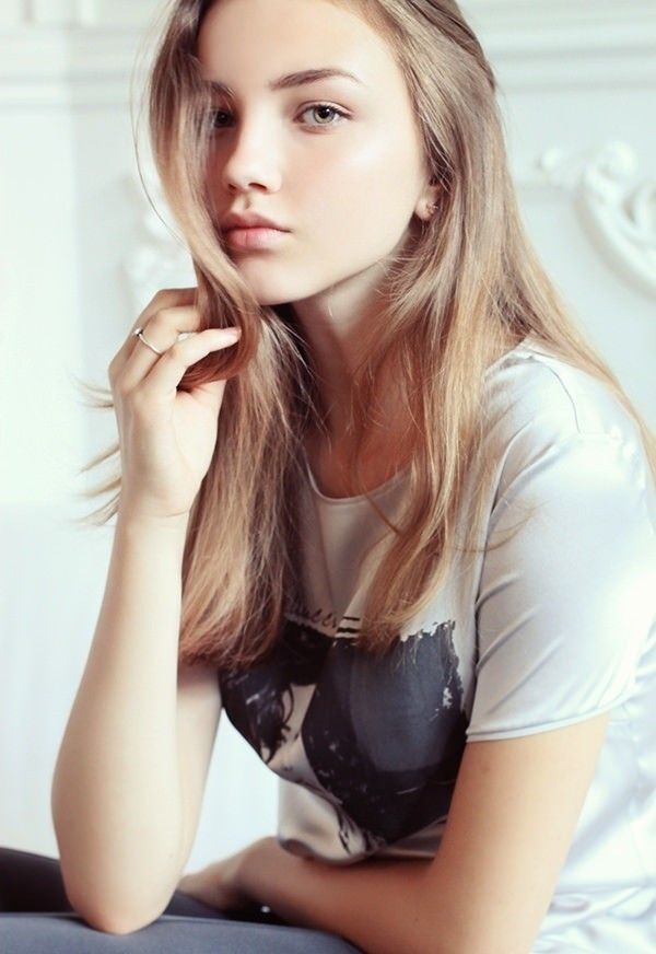 Beautifull cute babe, suppose sucks very good