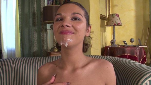 Ejaculation sur une métisse sexy