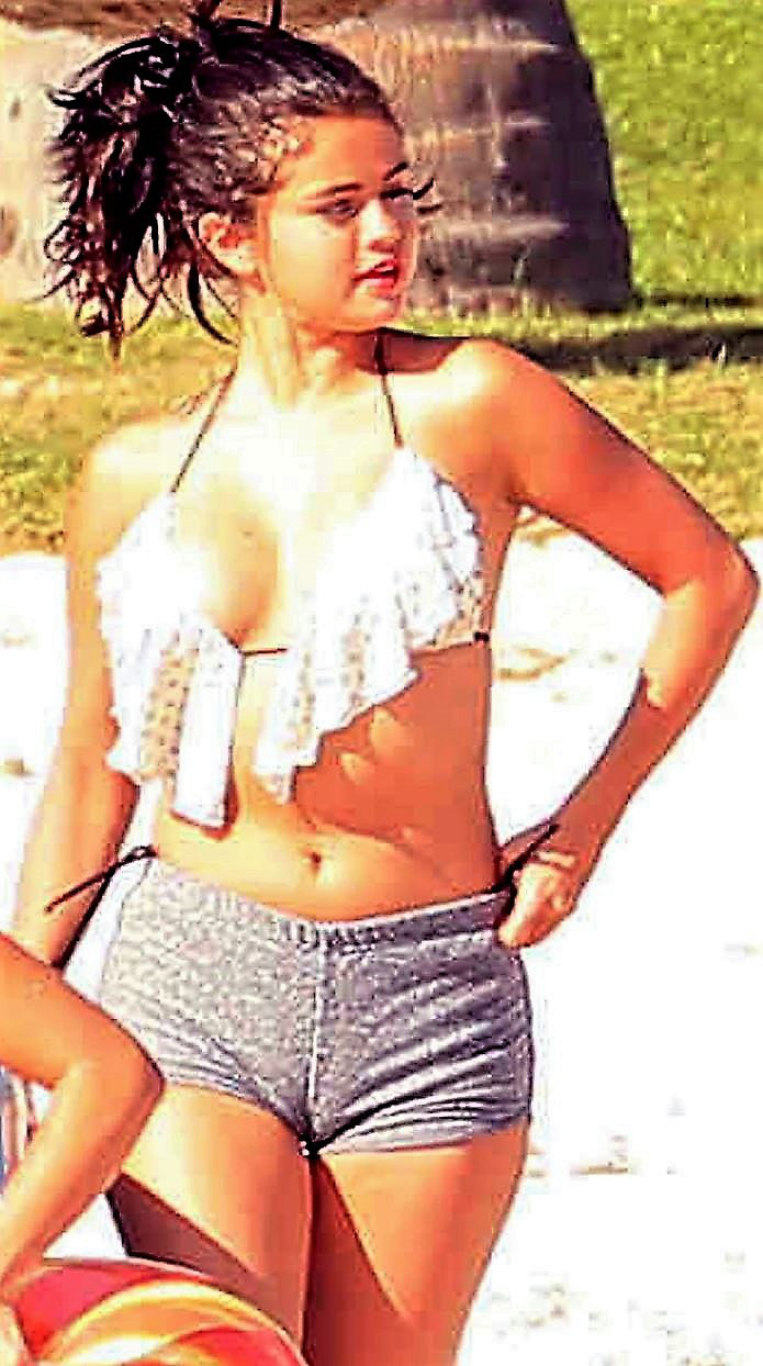 Selena Gomez Cameltoe
