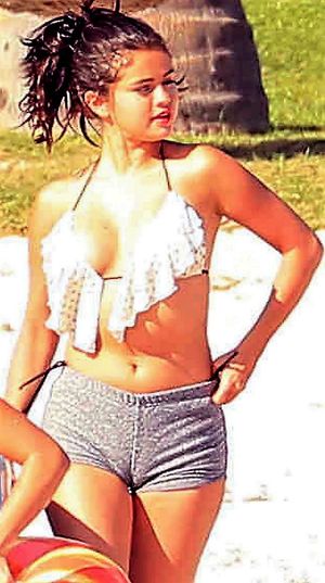 Selena Gomez Cameltoe