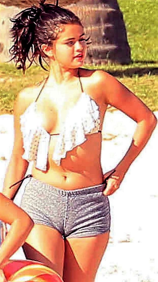Selena Gomez Cameltoe