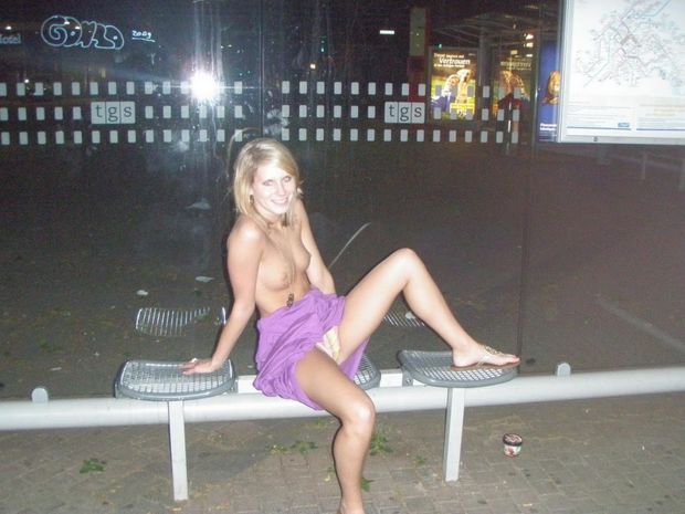 Blonde exhibitionist GF outdoor photos