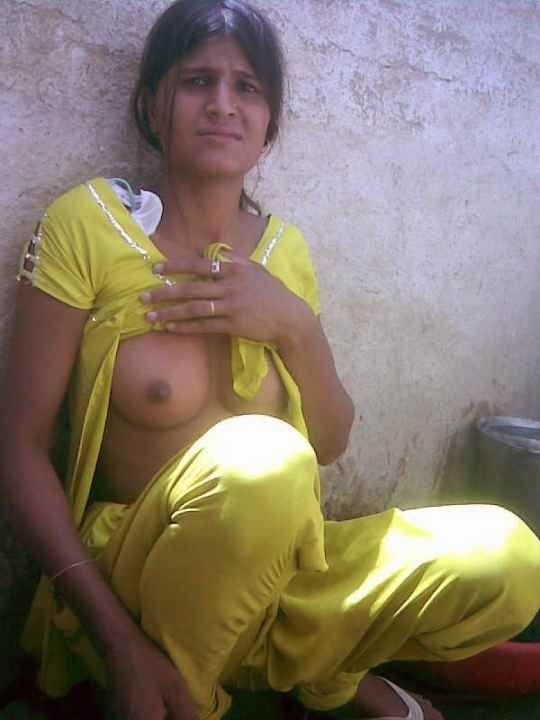 INDIAN VILLAGE TEEN SHOWS NUDE BOOBS