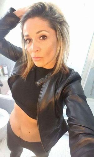 Naughty Mom sexy non nude selfie