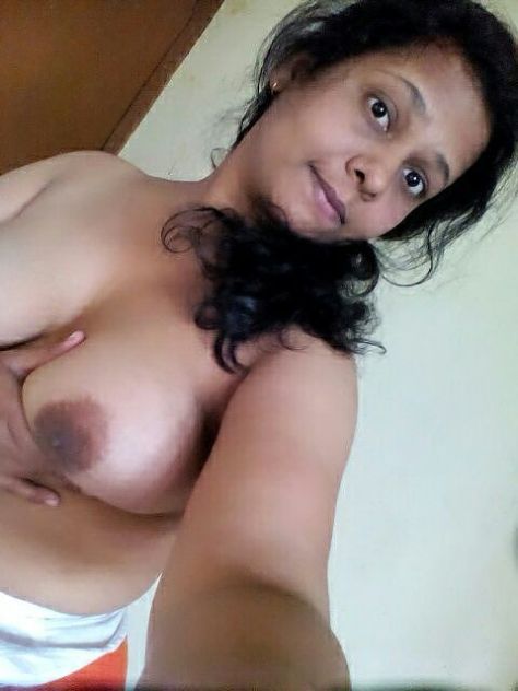 Sexy Punjabi bhabhi big boobs nude housewife