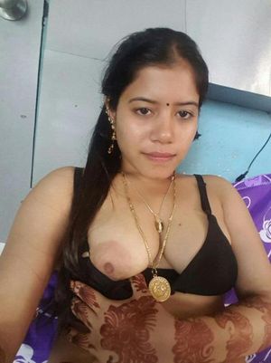 Sexy Indian bhabhi shows nude big boobs