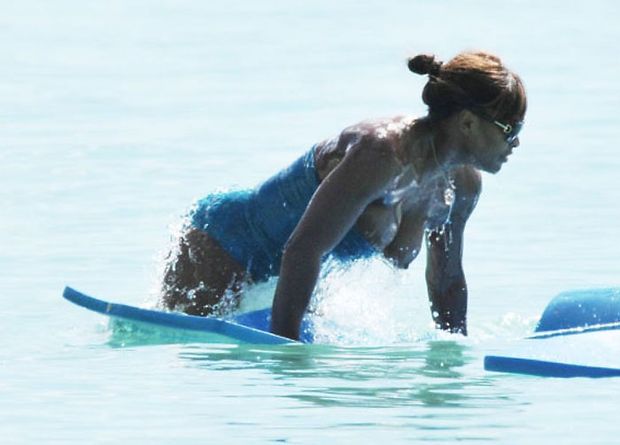 Tennis legend Serena Williams tits pop out at the beach