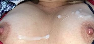 Big cumshot on wife’s tits: pearl necklace