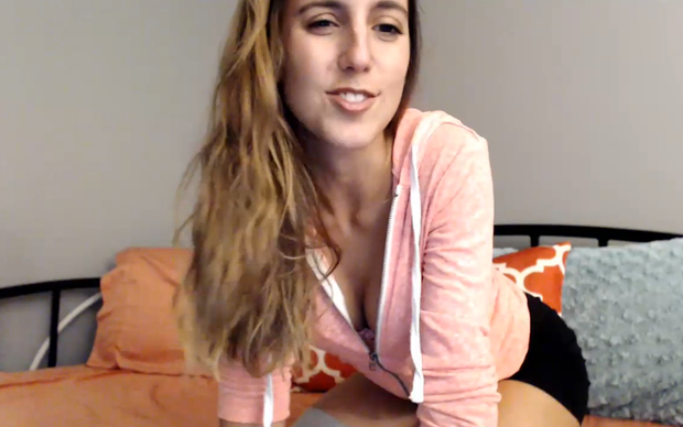 Sexy babe loves cams