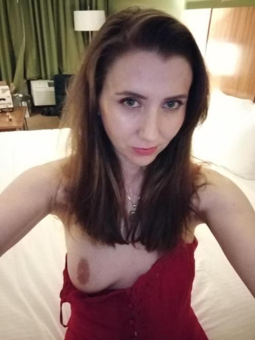 Milf brunette unveiled one tit