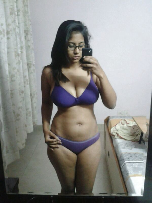 Bikini bhabhi Gujarati aunty navel show