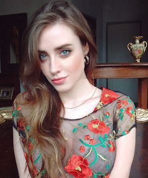 beautiful brunnette lady