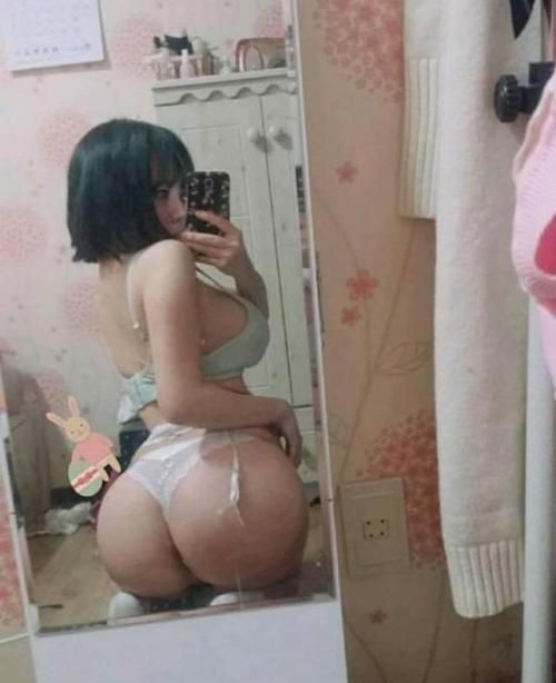 Japan babe has a great butt on this sexy picture