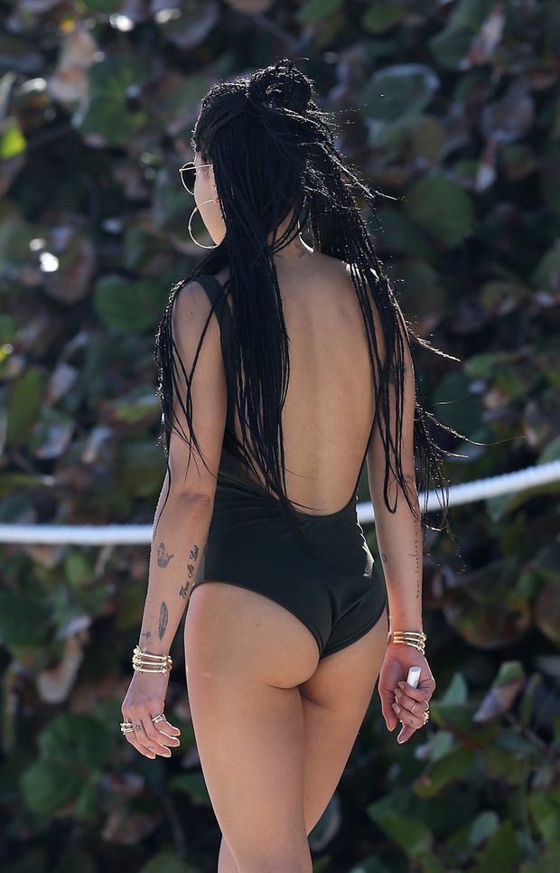 Zoe Kravitz in bikini body at the beach.