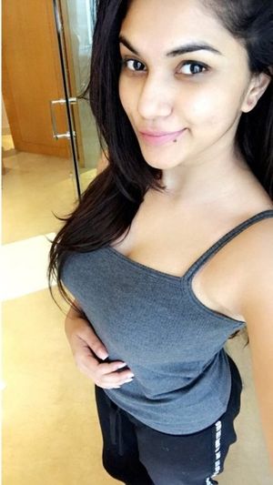 Self shot sexy cleavage South Indian bhabhi twitter